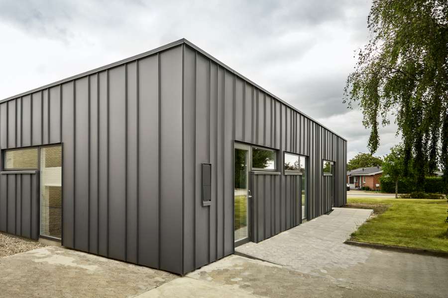 Durable steel profiles house physiotherapists who keep you strong, Ranunkelvej 11A, 6900 Skjern, Denmark